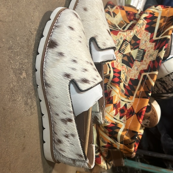 Ionoze Cowhide Shoes 7 - Picture 2 of 6